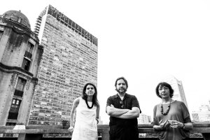 Clara Drummond, Ronaldo Bressane e Noemi Jaffe no terraço do edifício Farol, no vale do Anhangabaú